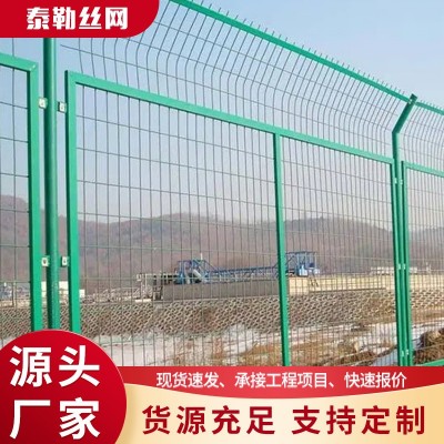 工厂光伏电站铁丝围栏护栏网 果园公路防护栏高速公路框架护栏网